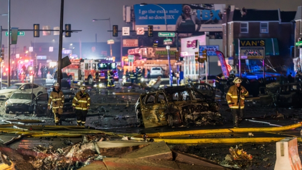 La escena tras estrellarse una avioneta en una zona residencial en Filadelfia, el 31 de enero de 2025.