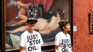 Ambientalistas de Just Stop Oil frente a la 'Venus del espejo' de Velázquez en la Galería Nacional de Londres, Reino Unido, el 6 de noviembre de 2023.