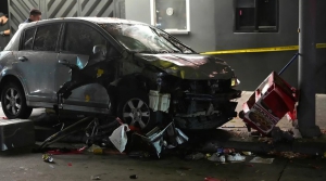 Imágenes del lugar de los hechos muestran un vehículo gris dañado que se subió a la acera.