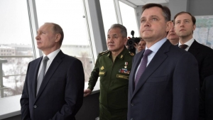 Vladímir Putin y miembros de su gobierno asisten a un vuelo de exhibición del nuevo bombardero Tu-160, en Tartarstán (Rusia), el jueves.