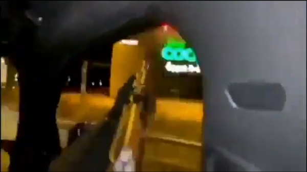 VIDEO: Con un AK-47 y desde un BMW abren fuego contra un McDonald&#039;s y un centro comercial en Suecia y lo graban todo