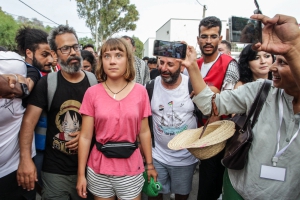 Cientos de personas saludan a la flotilla de protesta en Túnez mientras continúa su viaje hacia Gaza