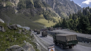 Camiones militares indios recorren la carretera entre Sringar y Ladakh en la parte de Cachemira controlada por la India. 9 de septiembre del 2020.