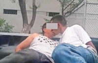 Policías de Chihuahua obligan a detenidos a besarse en la boca