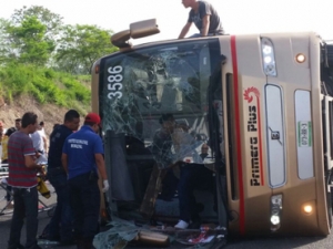 En el accidente murió una joven y 33 personas más resultaron lesionadas.