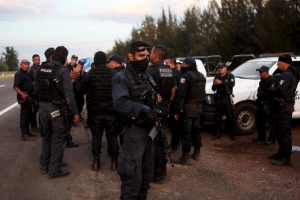 Agentes federales en las afueras de un rancho donde eliminaron a 42 presuntos delincuentes, en Tanhuato