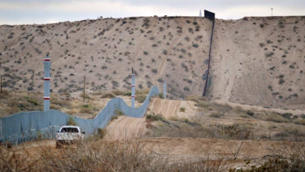 Muro metálico en la frontera
