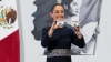 La presidenta de México Claudia Sheinbaum presenta la tarjeta Finabien Paisan@ para evitar que el nuevo impuesto de Trump los afecte.
