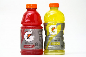 Botellas de Gatorade a la izquierda, de 32 onzas líquidas y de 28 onzas líquidas, en Glenside, Pensilvania, el lunes 6 de junio de 2022.