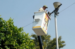 Trabajador repara luminarios en la colonia Guerrero