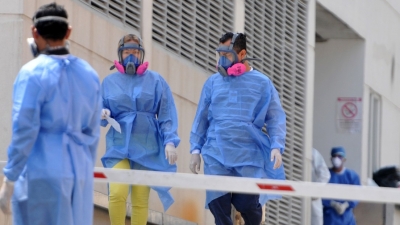 Familiares de pacientes fallecidos llegan a un hospital en Guayaquil, Ecuador, el 8 de abril de 2020, en medio del nuevo brote de coronavirus.