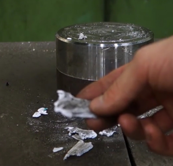 VIDEO: Doblan una hoja de papel siete veces con una prensa hidráulica y mira lo que sucede