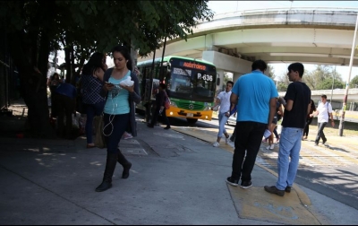 El chofer de la ruta 636 ocasionó daños a varios autos estacionados al querer escapar del lugar en reversa. 