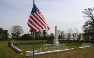 Un monumento a los primeros veteranos enterrados en Hart Island, en Nueva York.
