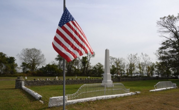Un monumento a los primeros veteranos enterrados en Hart Island, en Nueva York.