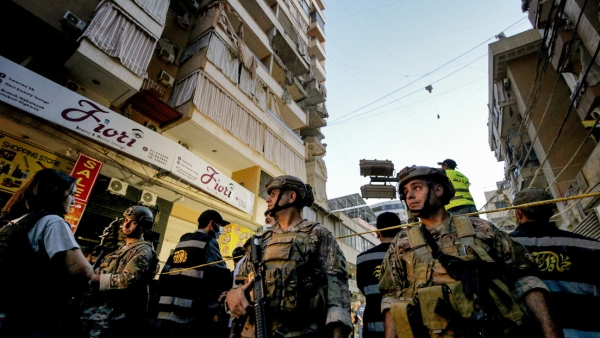 Soldados libaneses aseguran el lugar donde un ataque israelí destruyó dos apartamentos en un suburbio al sur de Beirut, Líbano, 23 de noviembre de 2025.