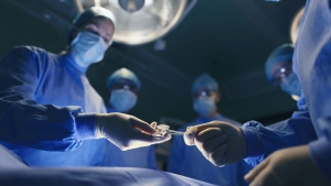 Médico abandona a paciente sedado durante cirugía para tener sexo con enfermera