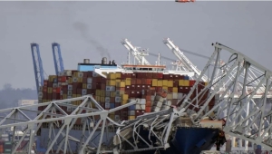 Luego de ser impactado por un barco carguero en una de sus columnas, el puente Francis Scott Key, en Baltimore, se precipitó hacia el río Patapsco