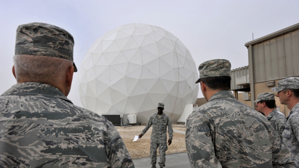 El teniente coronel Carlos Alford, comandante del 379.º escuadrón expedicionario de comunicaciones, frente a una cúpula geodésica que alberga equipos de comunicación en la base aérea de Al Udeid, Catar, 21 de enero de 2016.