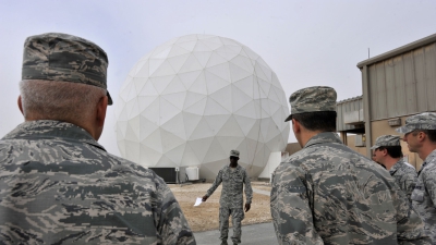El teniente coronel Carlos Alford, comandante del 379.º escuadrón expedicionario de comunicaciones, frente a una cúpula geodésica que alberga equipos de comunicación en la base aérea de Al Udeid, Catar, 21 de enero de 2016.