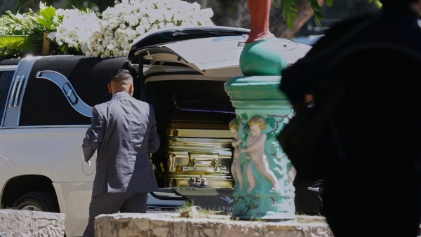 Traslado del féretro dorado con los restos de Nemesio Oseguera Cervantes, alias 'El Mencho', al cementerio Recinto de la Paz, en Guadalajara, México, el 2 de marzo de 2026.