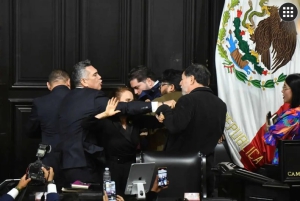 El hecho se dio al término de los trabajos legislativos del segundo receso del primer año de ejercicio de la LXVI Legislatura, mientras entonaban el Himno Nacional.