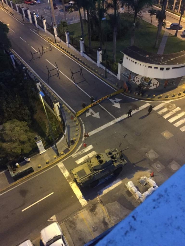 Carros de combate se despliegan alrededor de la sede del Gobierno en Caracas