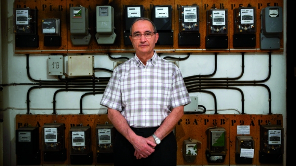 Antonio Moreno, frente a los contadores de la luz Leer más: Un jubilado de Sevilla le ha costado a las eléctricas más de 500 millones.