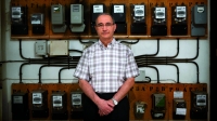 Antonio Moreno, frente a los contadores de la luz Leer más: Un jubilado de Sevilla le ha costado a las eléctricas más de 500 millones.