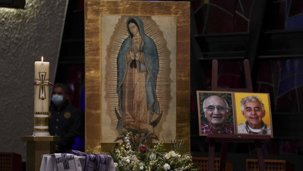 Fotos de los sacerdotes jesuitas Javier Campos (I) y Joaquín Mora en la misa de luto en su recuerdo tras sus asesinatos este lunes 20 de junio.