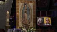 Fotos de los sacerdotes jesuitas Javier Campos (I) y Joaquín Mora en la misa de luto en su recuerdo tras sus asesinatos este lunes 20 de junio.