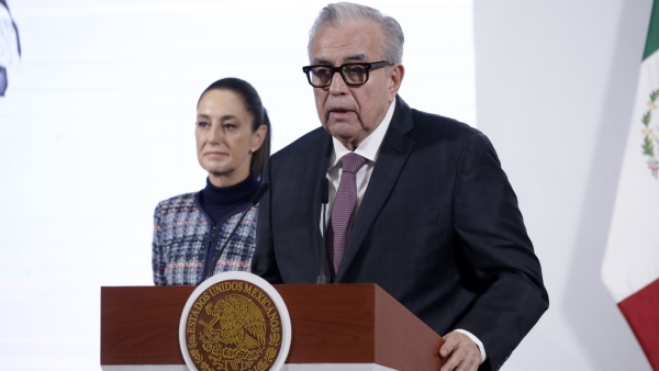 El gobernador de Sinaloa, Rubén Rocha, en conferencia de la presidenta mexicana, Claudia Sheinbaum, en Ciudad de México, el 26 de junio del 2025