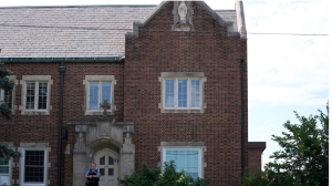 Un agente del orden público se encuentra frente a la escuela de la Iglesia de la Anunciación en respuesta a un tiroteo masivo reportado el miércoles 27 de agosto de 2025 en Minneapolis.