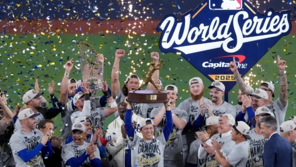 Yoshinobu Yamamoto celebra con su trofeo de MVP de la Serie Mundial durante la ceremonia de premiación de los Dodgers tras un memorable juego 7 contra los Blue Jays en Toronto.