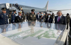 Inaugura AMLO primera pista de la base militar del aeropuerto Felipe Ángeles