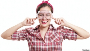 La normativa californiana prevé el uso de barreras protectoras para los ojos cuando estos estén expuestos a fluidos corporales infecciosos.