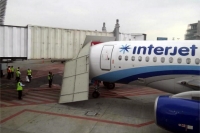 Un avión impacta contra un pasillo del aeropuerto de Ciudad de México