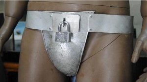 Ponen a la venta en Kenia cinturones de castidad para hombres