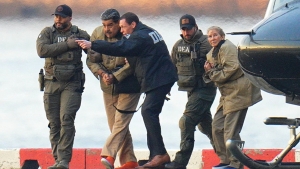 Nicolás Maduro y Cilia Flores escoltados mientras son llevados al tribunal de Manhattan, 5 de enero de 2026