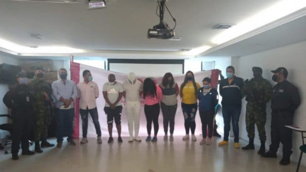 Fiscalía colombiana detiene a &#039;Los cirujanos&#039;, un grupo que introducía cocaína líquida en implantes de senos para transportar droga a España