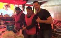 Hugh Jackman prueba los ‘mejores tacos’ de México