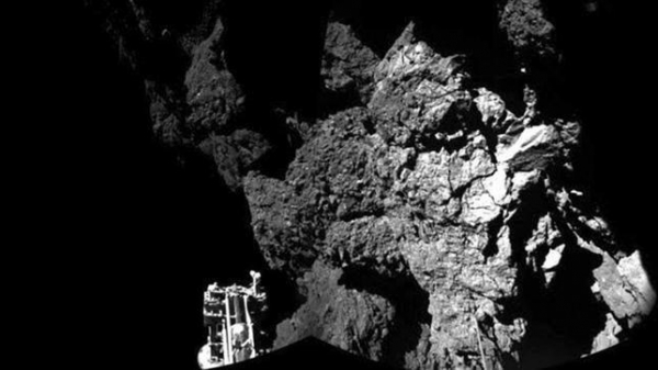 Philae, sobre la superficie del cometa tras aterrizar el pasado miércoles en una imagen distribuida por la ESA 