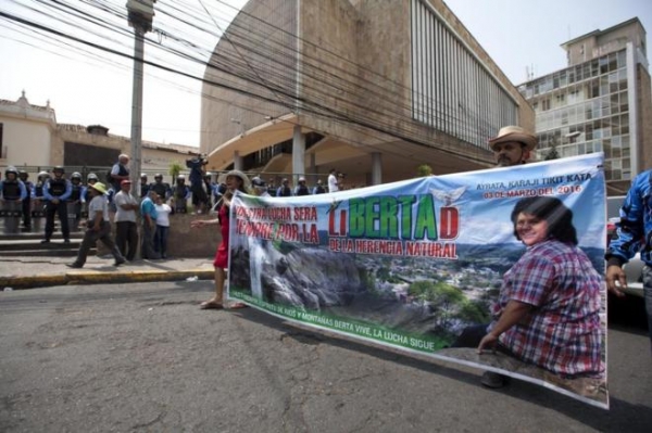 Durante la manifestación por el día del Trabajador en Tegucigalpa, también se pidió justicia por el asesinato de la Berta Cáceres.