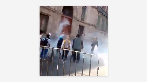 Normalistas de Ayotzinapa intentan irrumpir en el Palacio Nacional