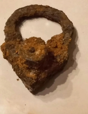 Hallan a un niño enterrado boca abajo con un candado 'antivampiros' para que no se levante