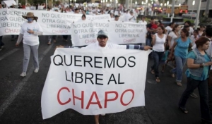 Un joven sostiene una pancarta clamando la libertad del 'Chapo'.