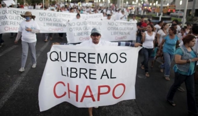 Un joven sostiene una pancarta clamando la libertad del &#039;Chapo&#039;.