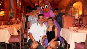Anastasio Ferrero Gil, el tarotista y chamán que acaba de ingresar en prisión, en un viaje a Disneyland con su familia.