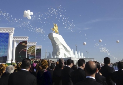 una muchedumbre asiste a la inauguración de un monumento en honor al presidente de Turkmenistán