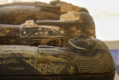 Ataúdes pintados con momias bien conservadas en el interior, que datan del período tardío del antiguo Egipto alrededor del año 500 a. C., se exhiben en una exhibición improvisada a los pies de la pirámide escalonada de Djoser en Saqqara, 24 kilómetros (15 millas) al suroeste de El Cairo. Egipto, lunes 30 de mayo de 2022.